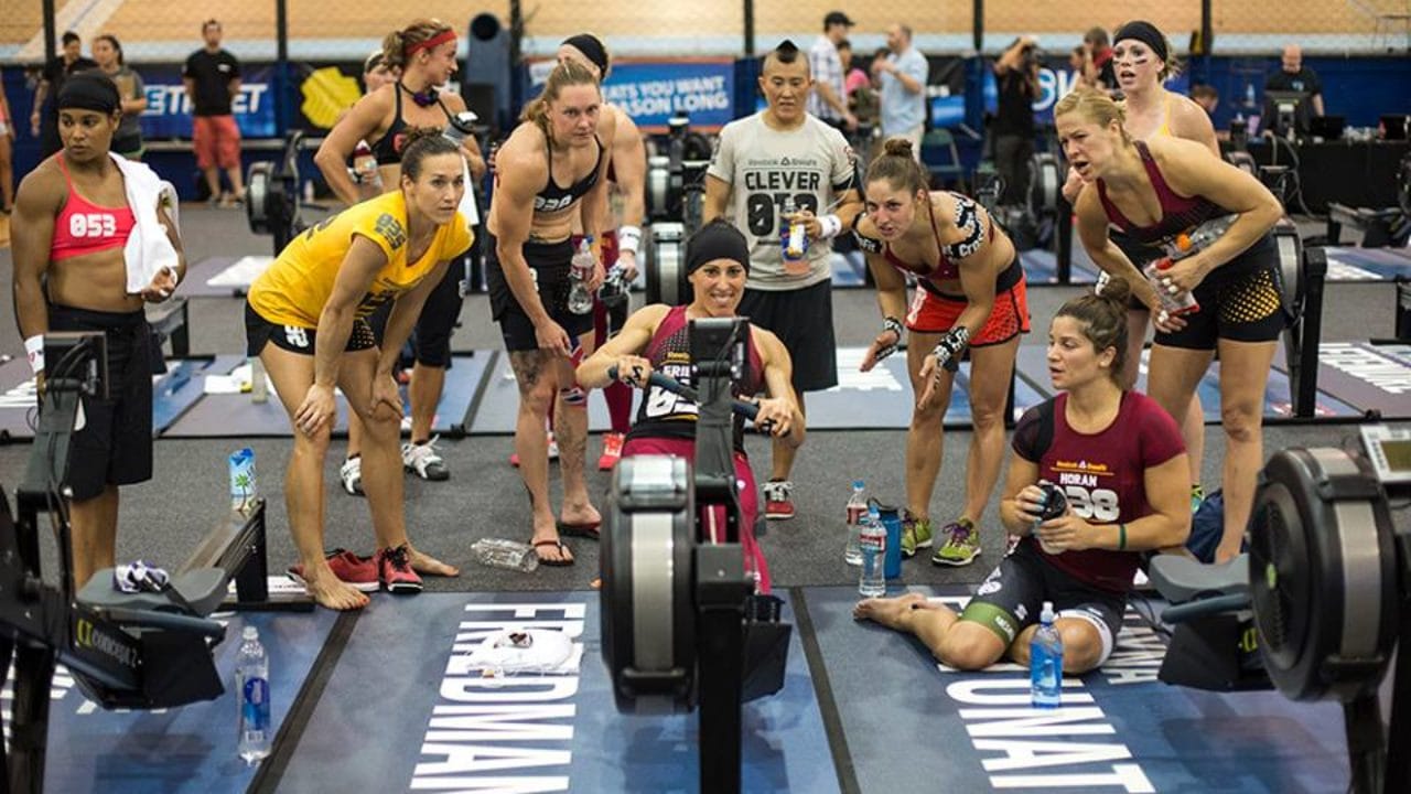 crossfit-games-row-women-cheering