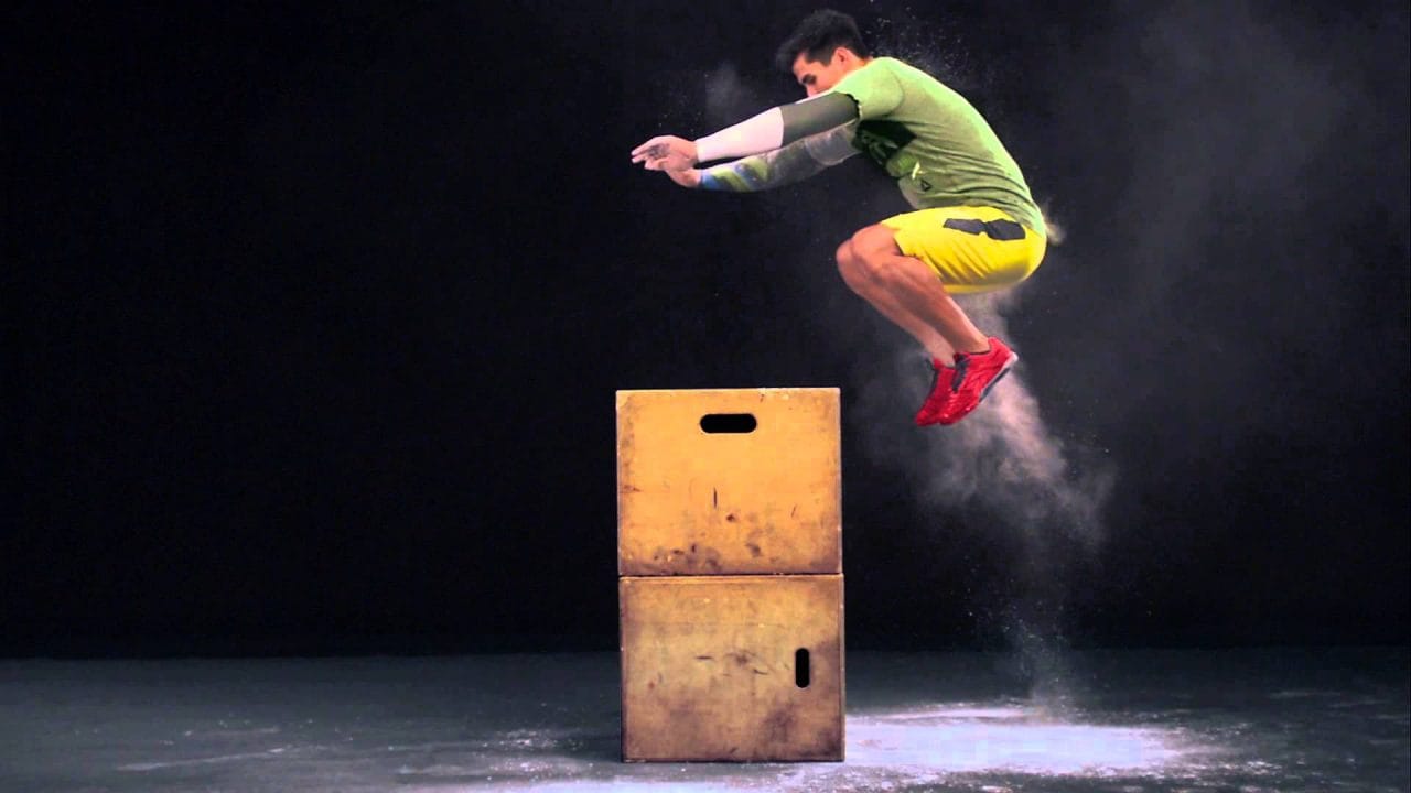 un-crossfitteur-en-plein-box-jump